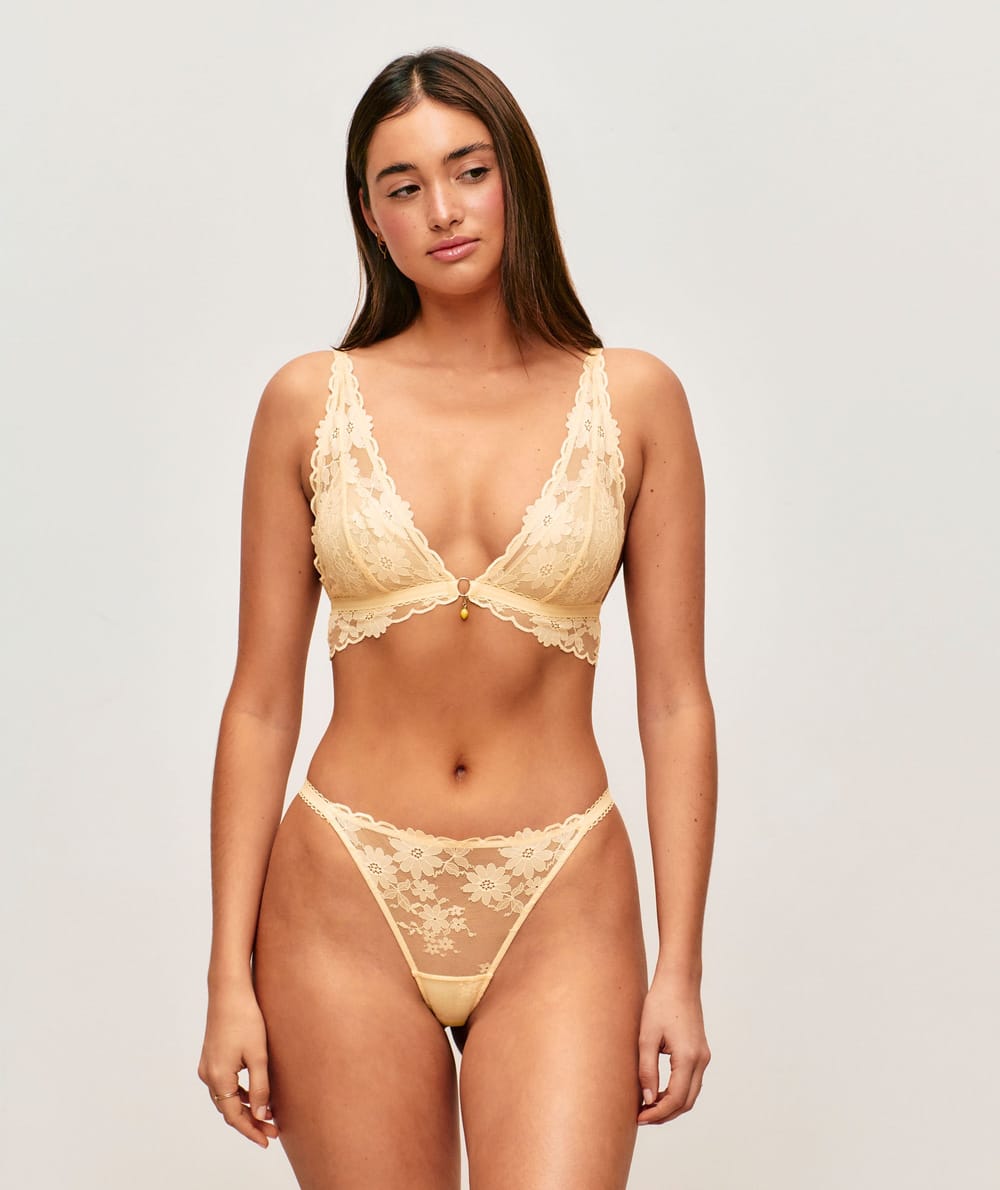 Triangle scarf lace bra with lemon pendant;
