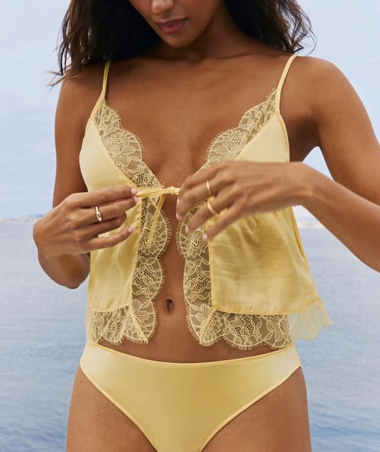 Caraco en satin et dentelle;