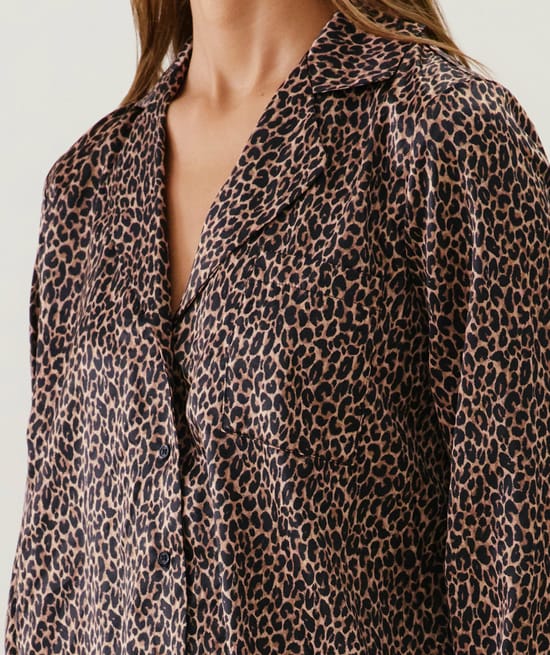 Camisa de satén con estampado de leopardo;