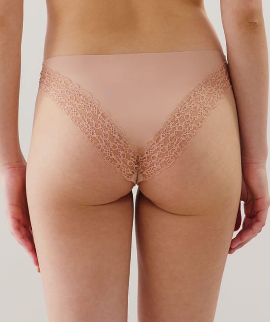 Panties with lace bands;