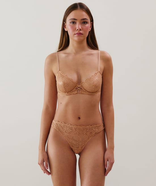 Tanga en dentelle;