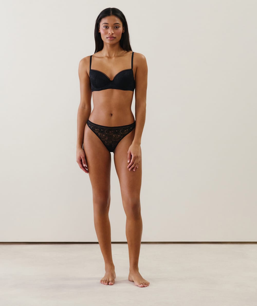 Beha met dunne cups van gebloemd kant;