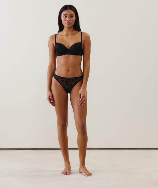 Bra with thin cups and floral lace;