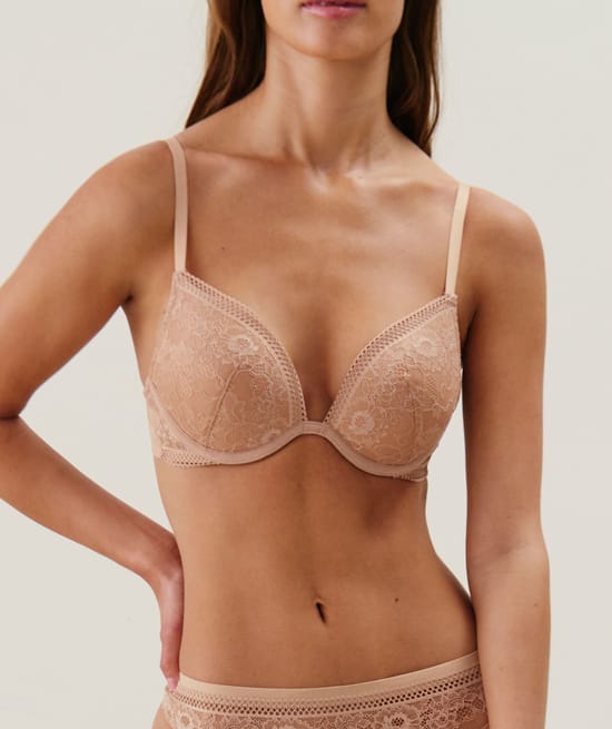 Lace push-up bra;