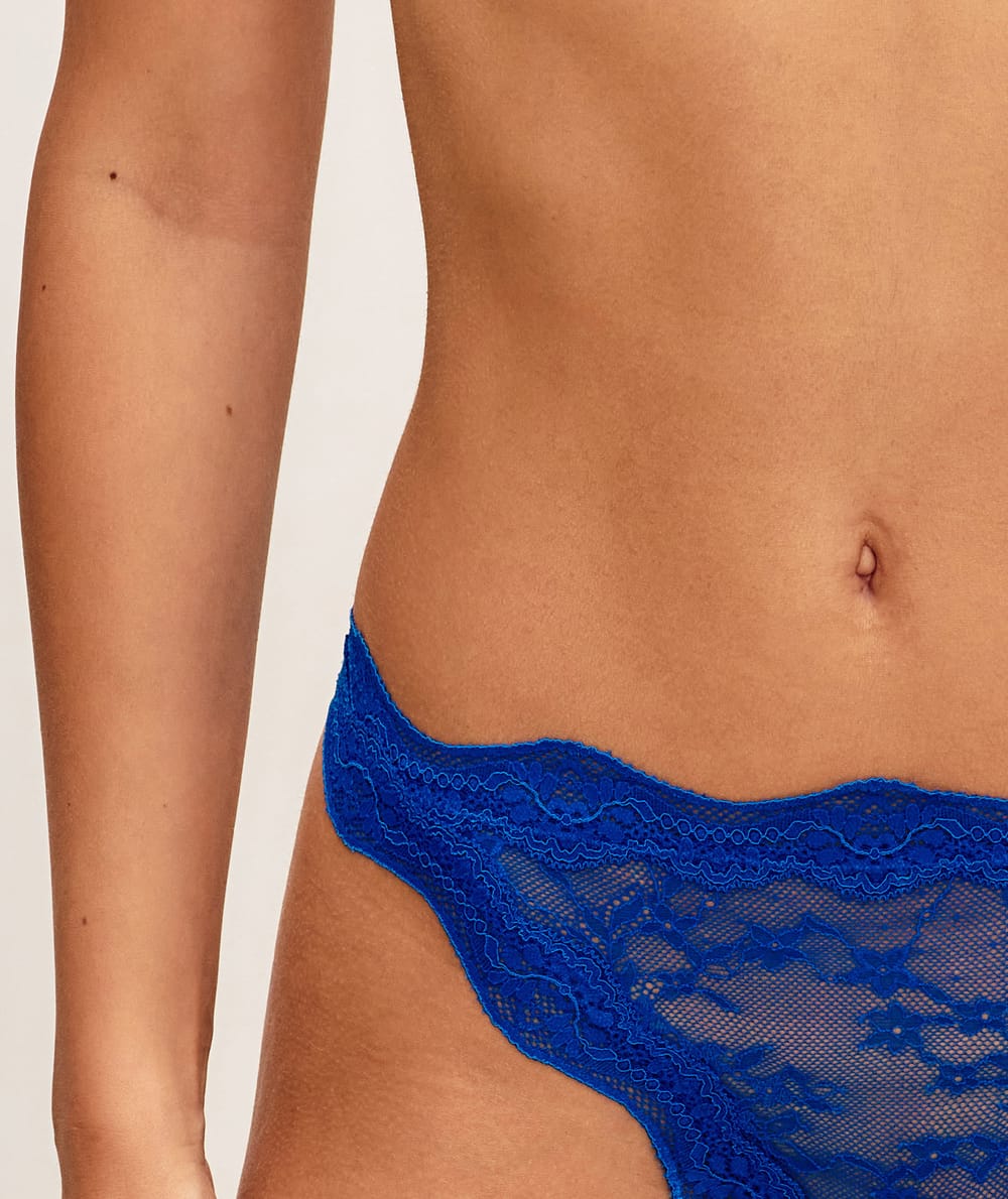 Tanga en dentelle florale;