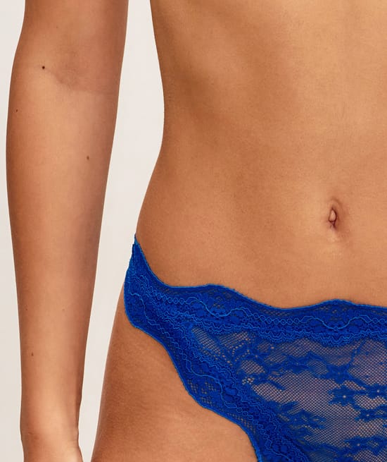 Tanga en dentelle florale;
