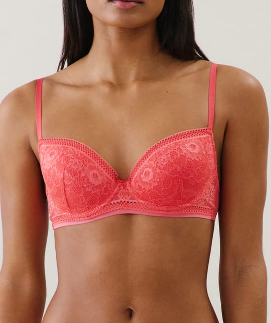 Lace padded bra;
