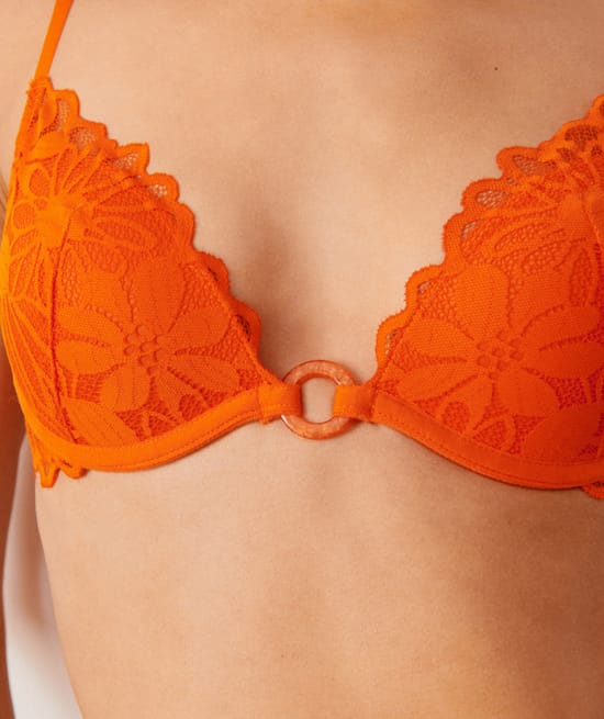 Lace push-up bra;