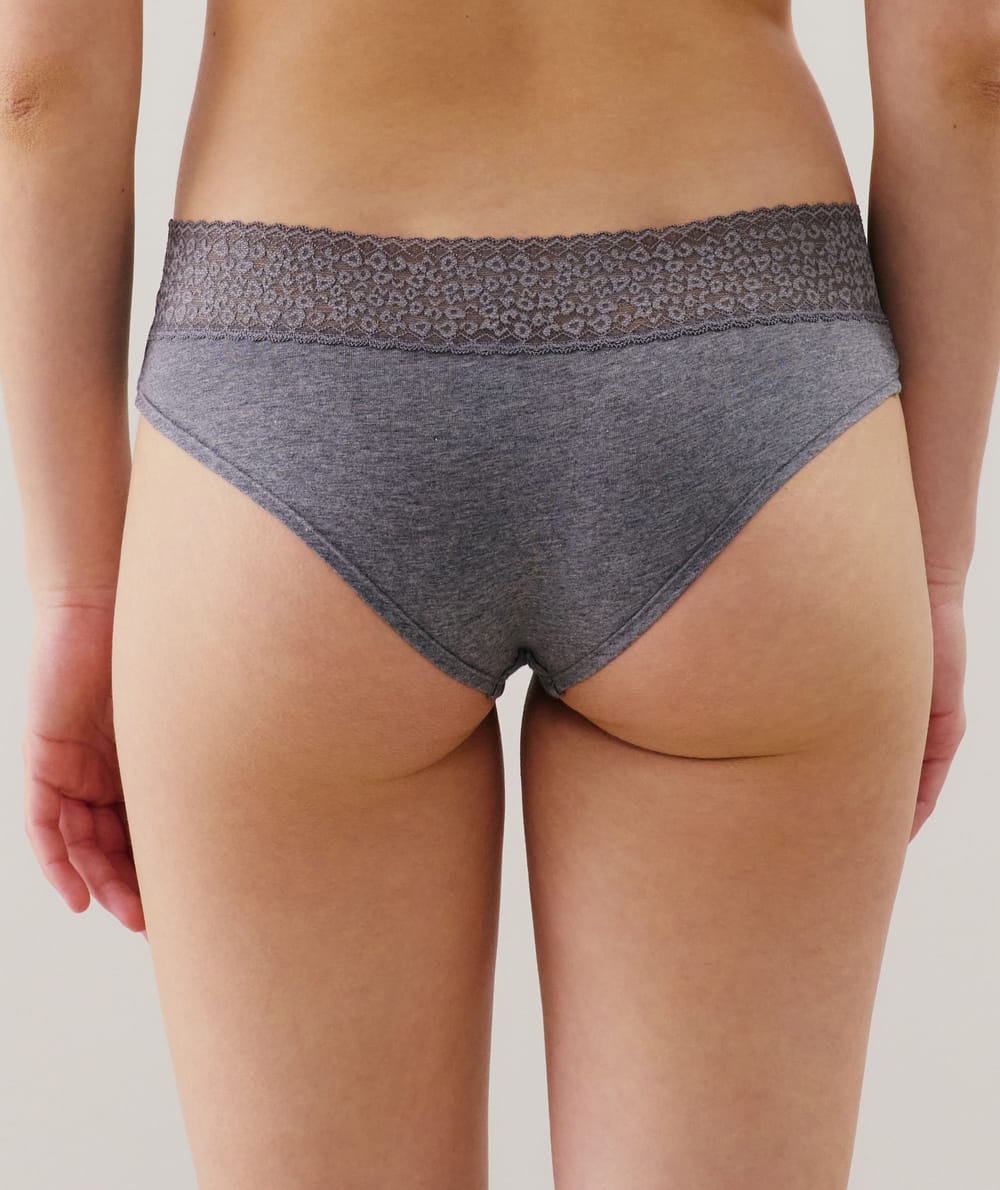 Plain hipsters with leopard lace;