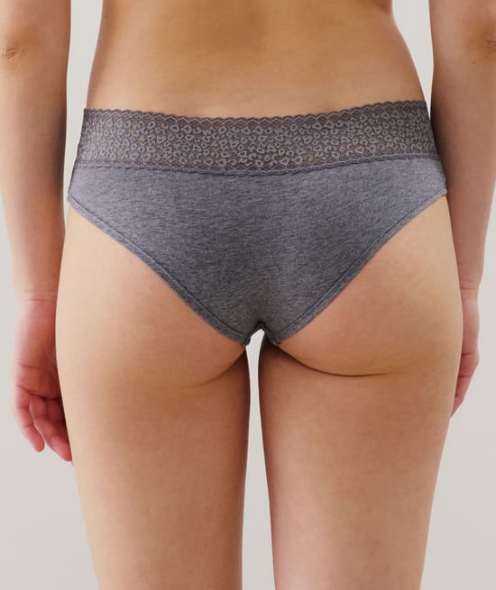 Plain hipsters with leopard lace;