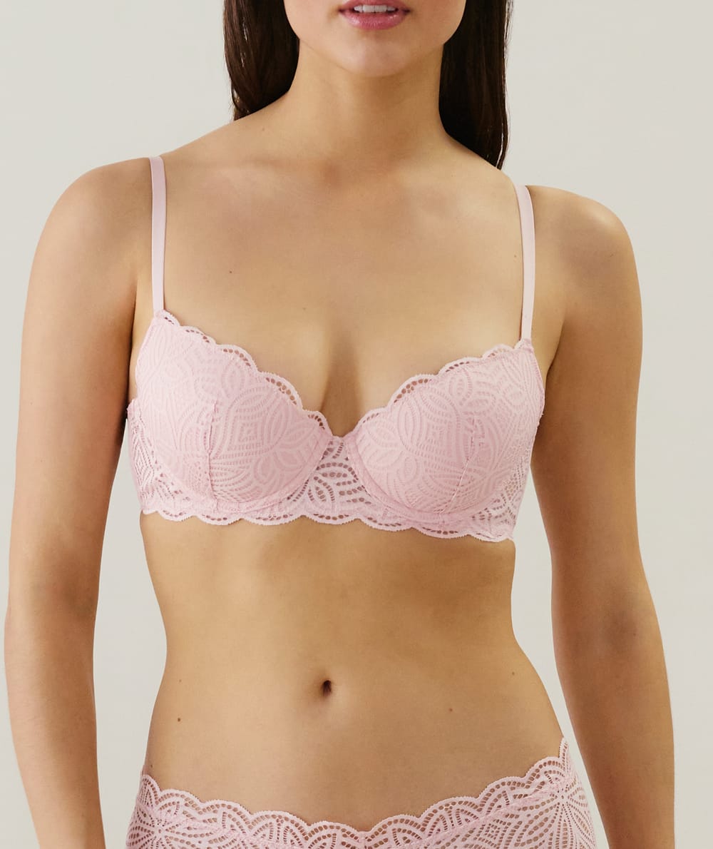 Lace push-up bra;