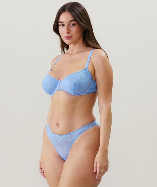 Balconette bra in lace;
