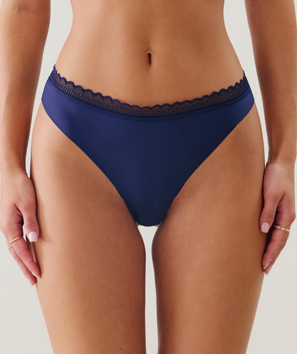 Tanga en microfibre et dentelle;