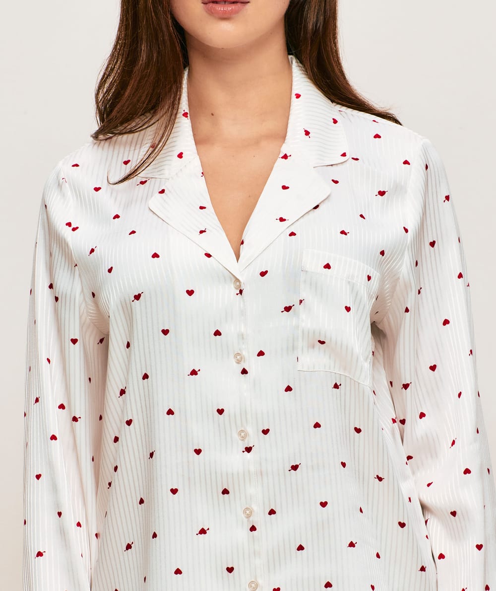 Chemise en satin motifs c&oelig;urs;