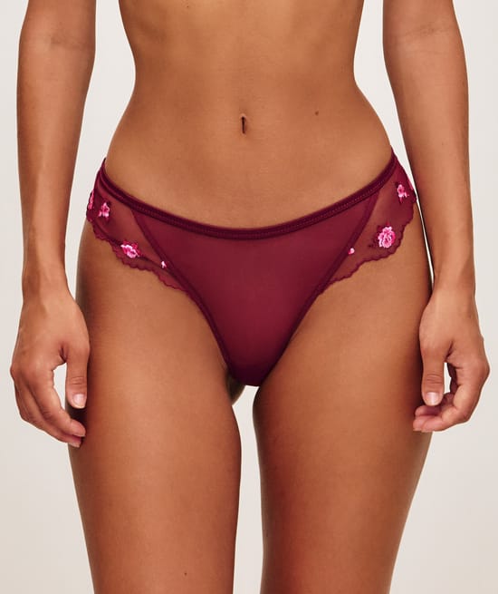 Mesh thong embroidered with flowers;
