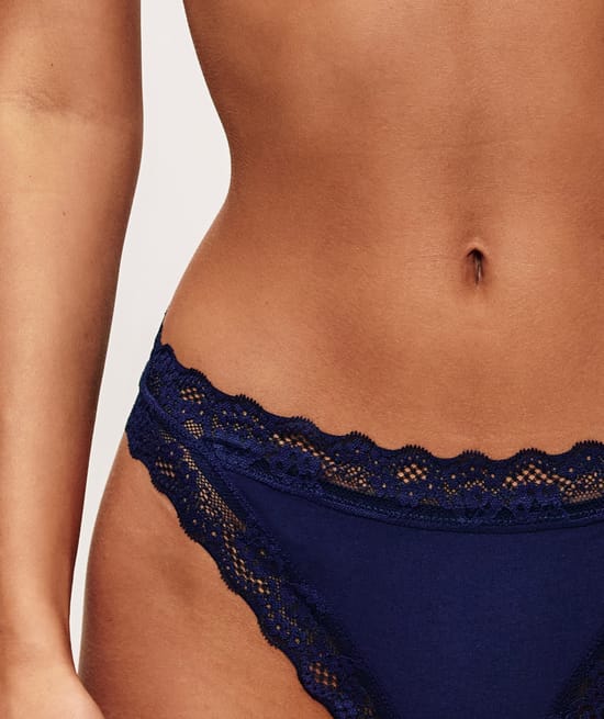 Cotton and lace thong;