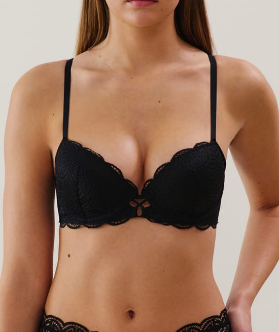 Lace bra;