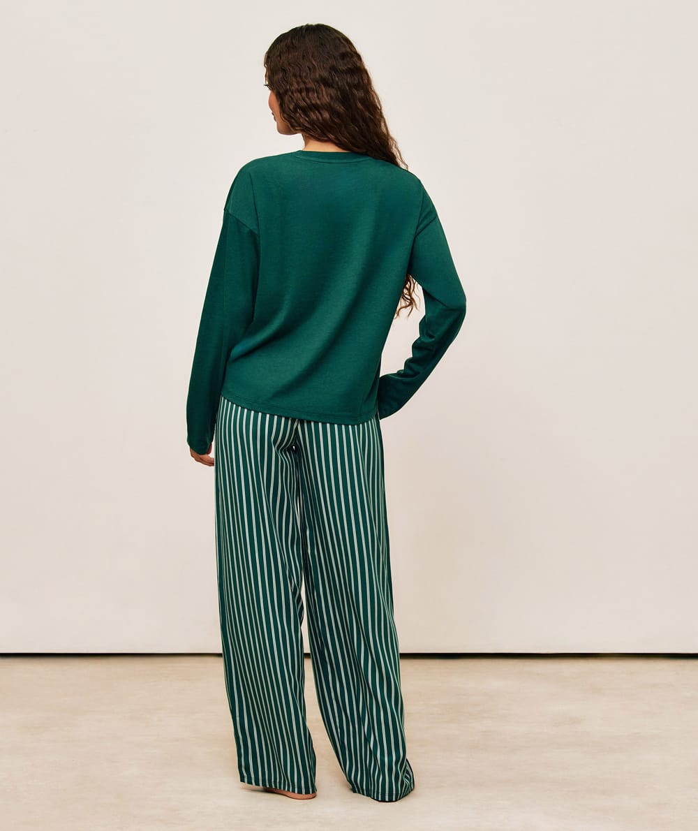 T-shirt and bear-patterned pants set;