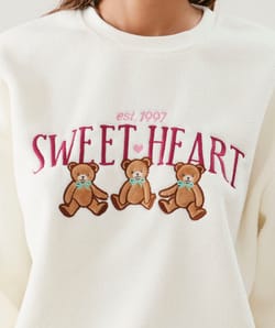 Fleece sweatshirt with embroidery;
