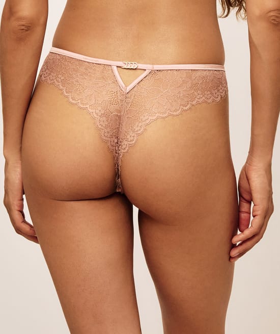 Tanga en dentelle et petits anneaux;