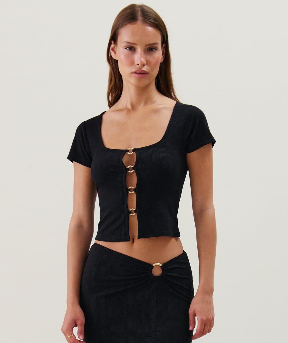 Top avec anneaux dorés;