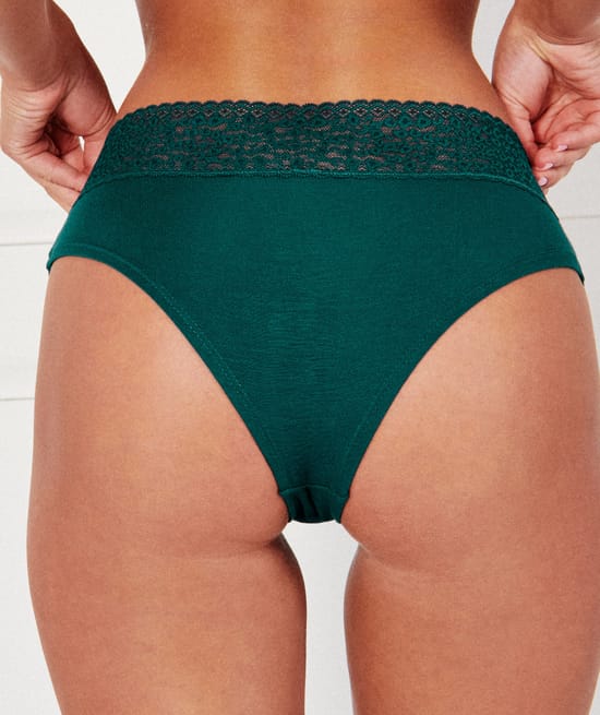 Plain hipsters with leopard lace;