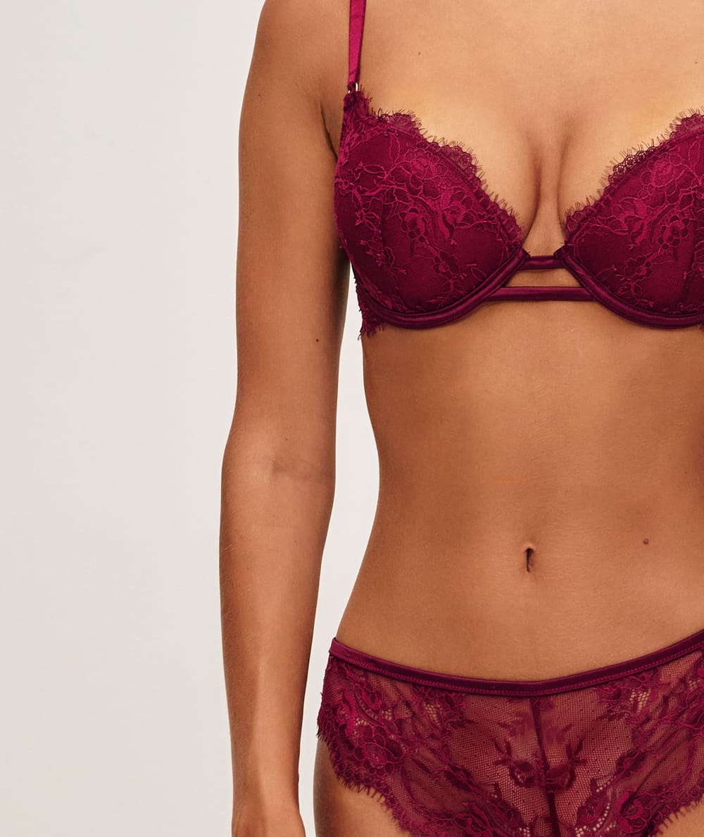Ultra push-up lace bra;