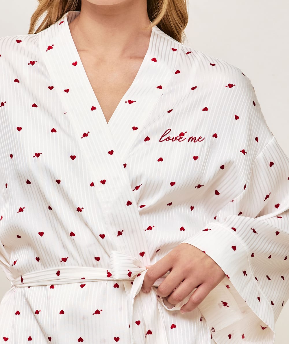Kimono en satin motifs c&oelig;urs et broderie "love me;