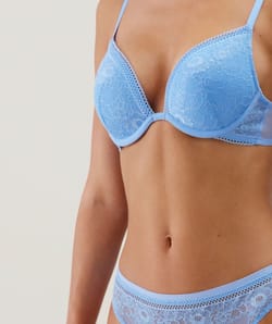 Lace push-up bra;