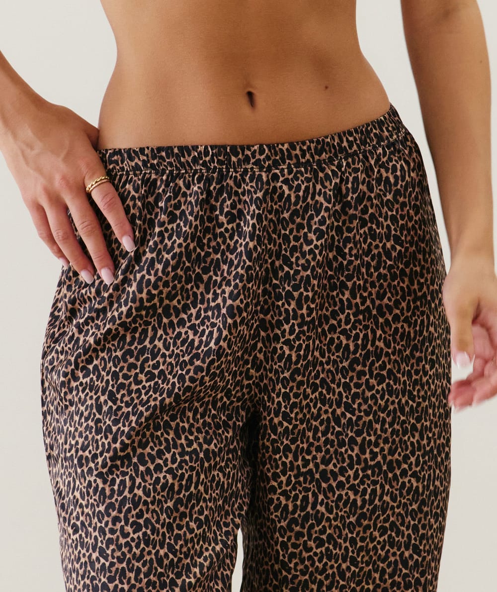Pantalón de satén leopardo;