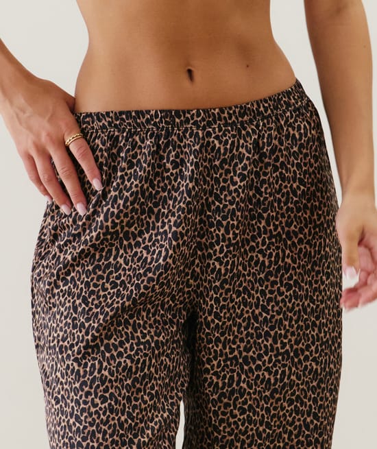 Pantalón de satén leopardo;