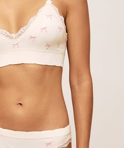 Seamless thong with embroidered lace bows;
