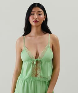 Top en satin et dentelle;