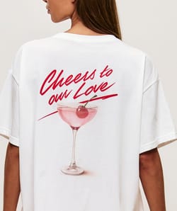 T-shirt oversize Cheers to our Love;