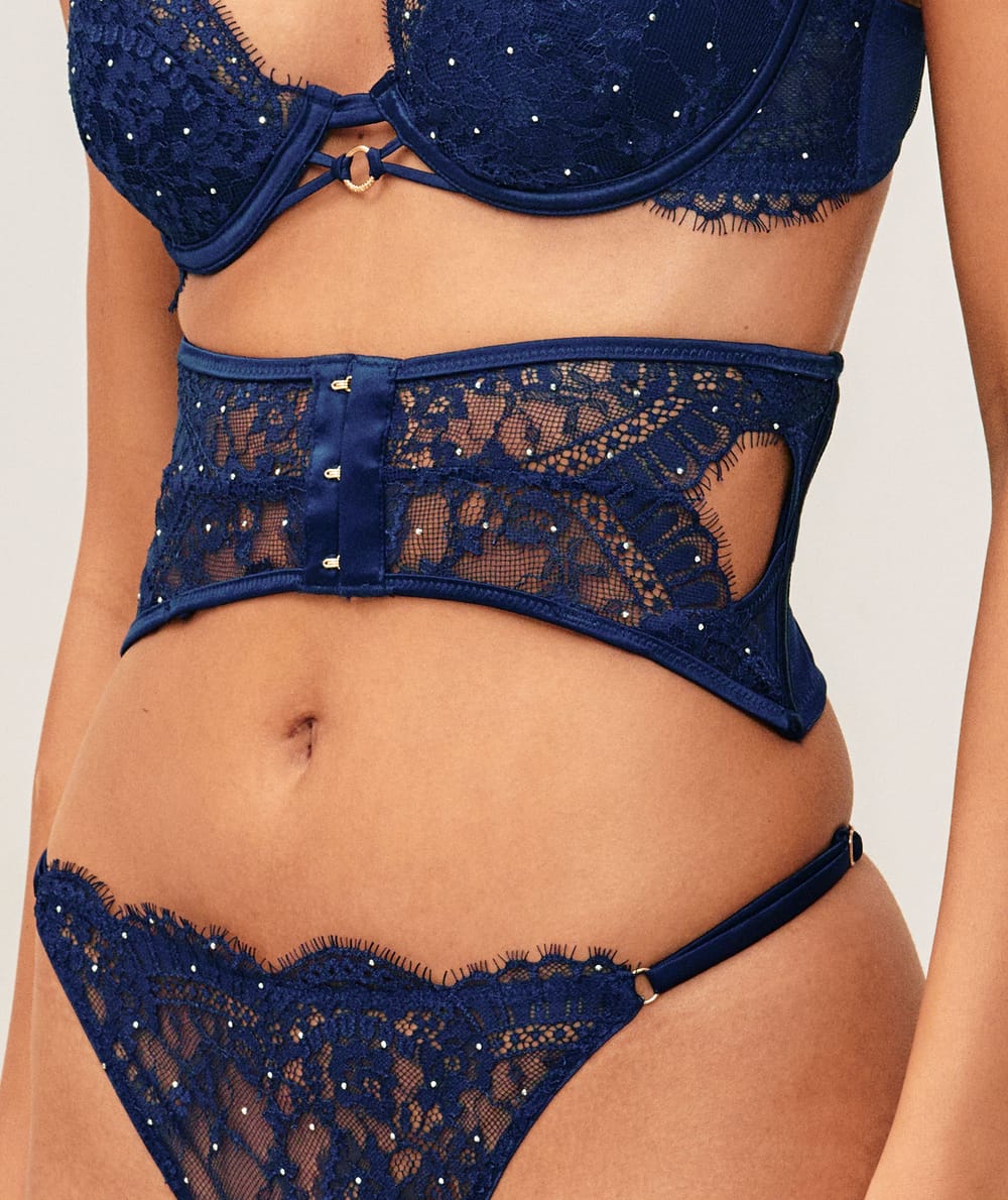 Serre taille en satin et dentelle &agrave; strass argent&eacute;s;
