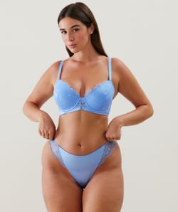 Push-up bra in lace;