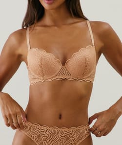 Push-up bra in lace;