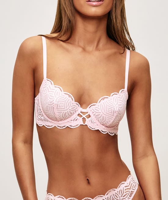 Balconette bra in lace;