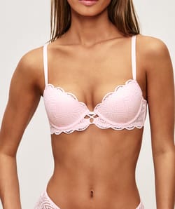 Lace push-up bra;
