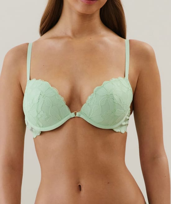 Lace push-up bra;