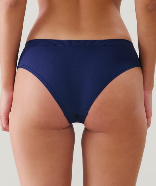 Seamless shorts;