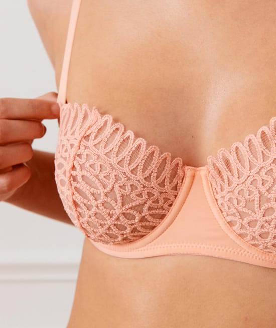 Soutien-gorge corbeille en broderie;