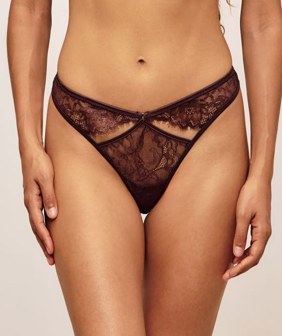 Tanga en dentelle et petits anneaux;