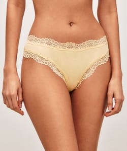 Cotton cheeky panties with lace;