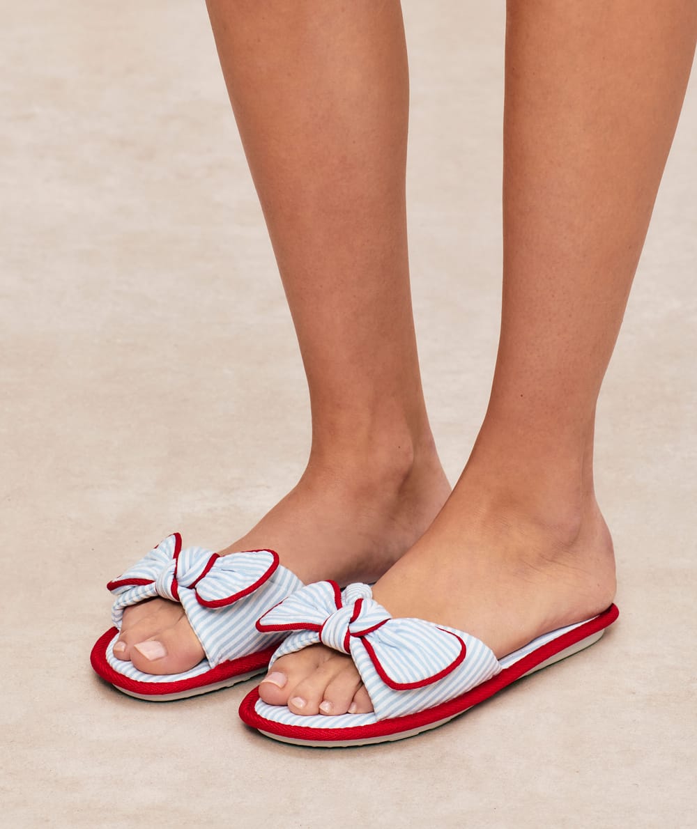 Striped bow slippers;