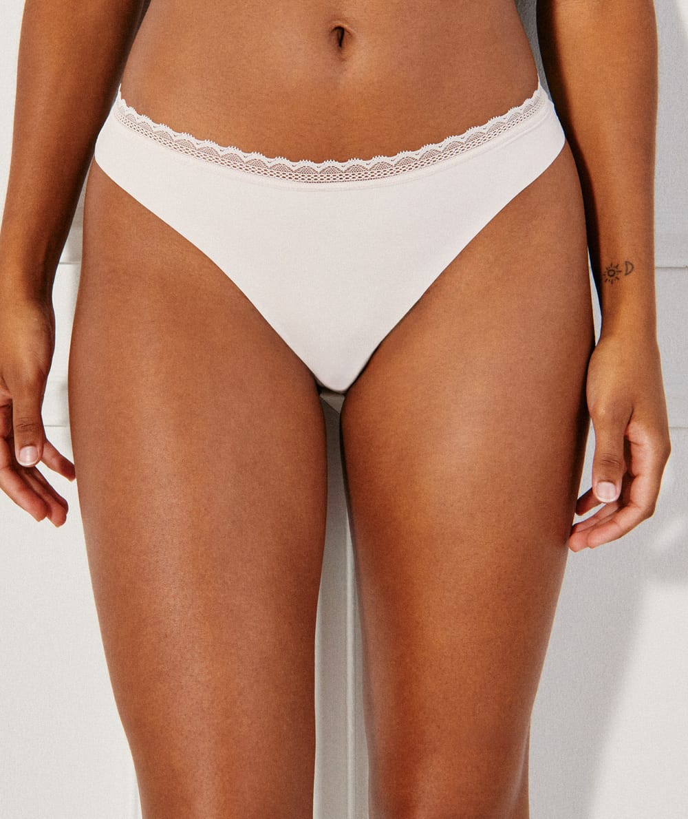 Tanga en microfibre et dentelle;