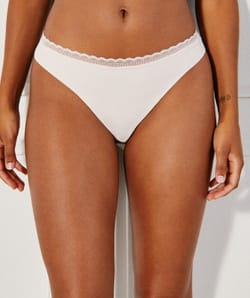 Tanga en microfibre et dentelle;