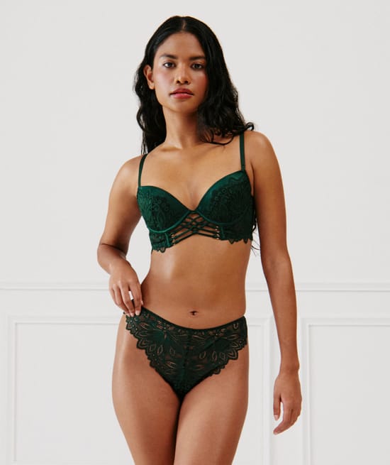 Lace push-up bra;