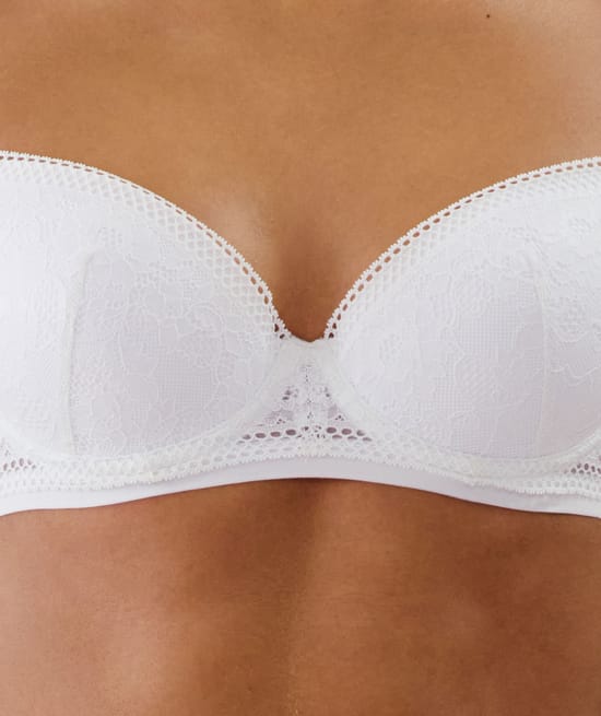 Bra with thin cups and floral lace;