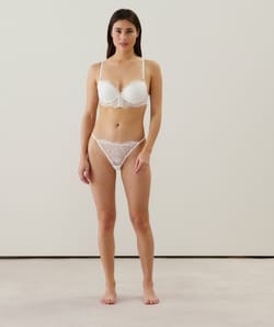 Lace push-up bra;